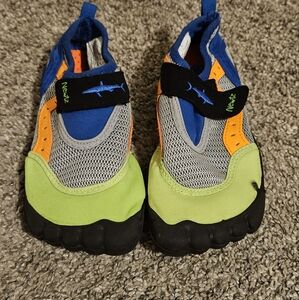 Kids water shoes size 9/10
